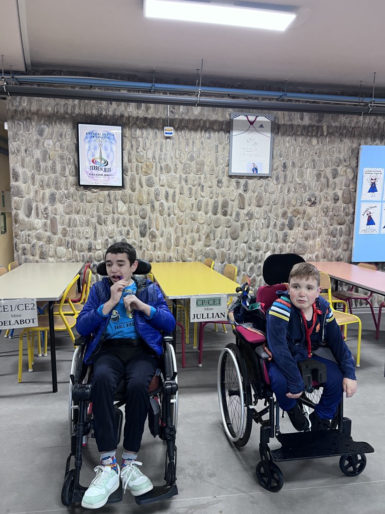 2 bénéficiaires en fauteuil roulant qui assistent à l'animation